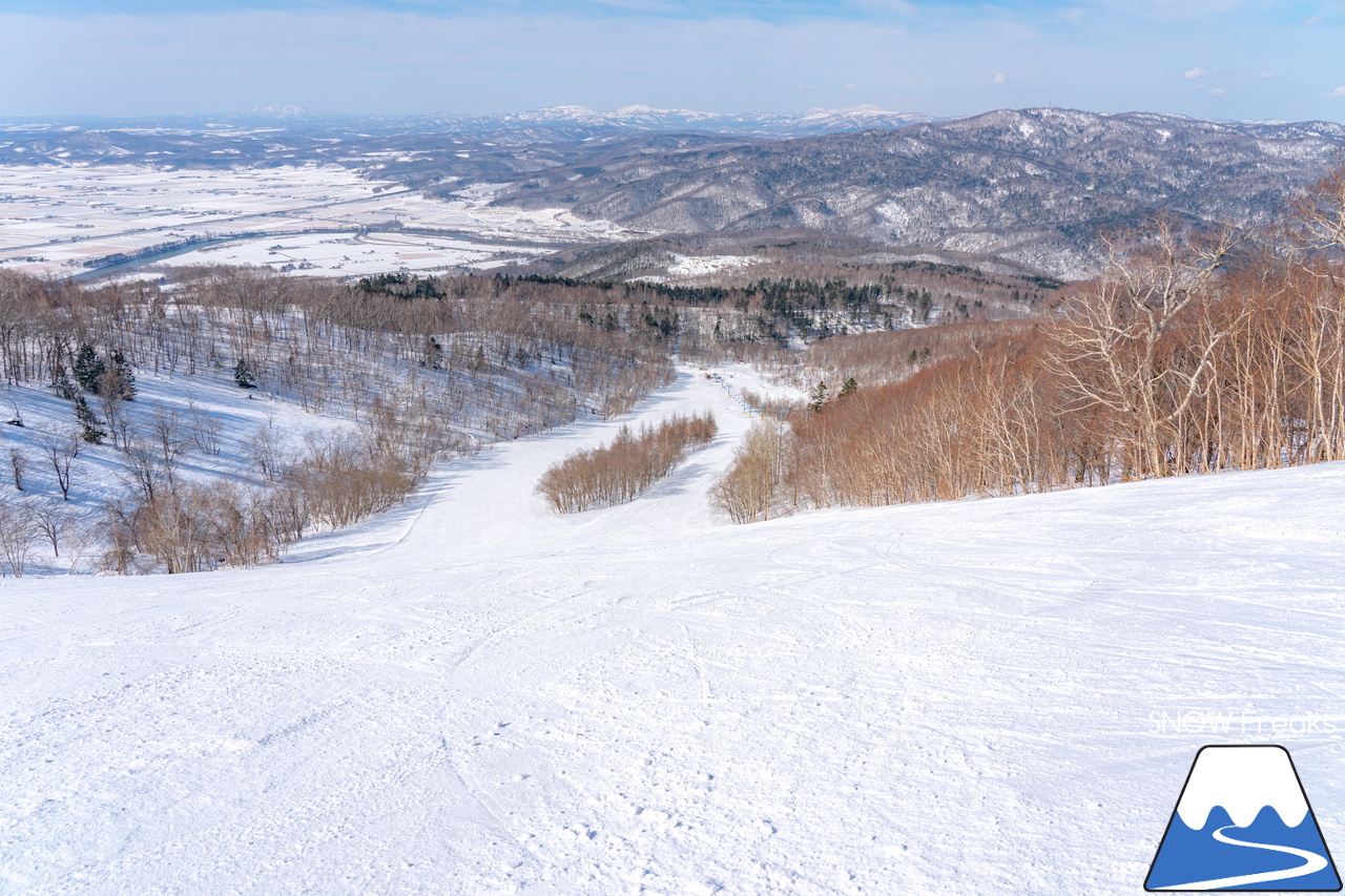 カムイスキーリンクス｜山頂から山麓までゲレンデには積雪たっぷり＆最新の自動券売機導入でチケット購入時の待ち時間も短縮。最高に気持ちの良い春スキーを楽しみましょう(^_-)-☆